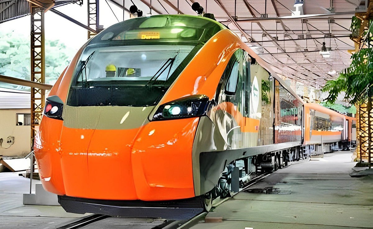 X/@AshwiniVaishnaw : Vande Bharat Sleeper trains are likely to be inaugurated in December | 